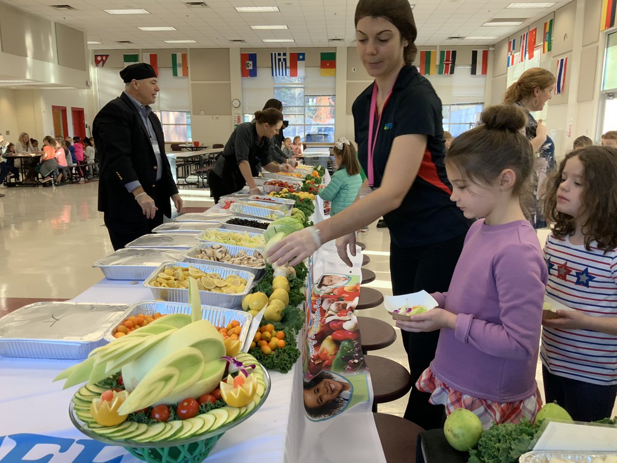 APSNutritionNow's tweet photo. Students @APSBrandonBees @mbpcaps Expanding their palate &amp; discovering the taste of healthy flavorful foods from A to Z!!#EdibleFlowers 🌸🌺💐 were a hit! @GaDOENutrition #FuelingGa #EatschoolLunch @CarstarphenMJ @jbland100 @dehutson @GSNA_Atlanta @SchoolMealsRock #ShakeitUpGa https://t.co/Ae7VQIiHjA