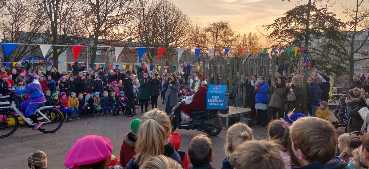 ObsdeStevenshof's tweet photo. Na de trike, pakketbezorger, ziekenauto en wandelend kwam de Sint dit jaar met een Domino's scooter. #obsdestevenshof https://t.co/PhXWbwQvzR