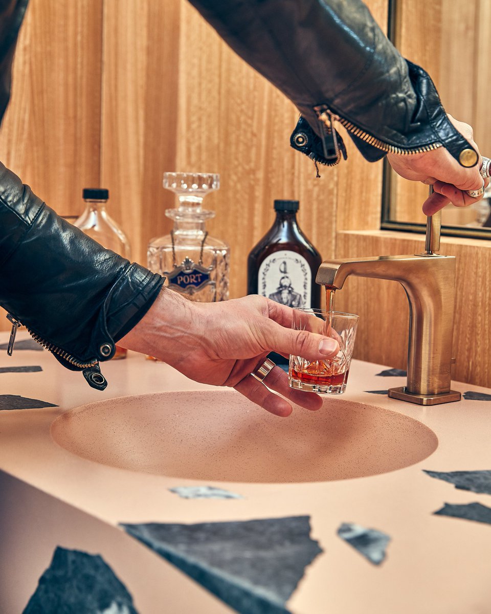 Let the festivities begin and celebrate like you are in your bathroom with Negroni's on tap. Cin cin!
.
#Stellacello #Pompelmo #Liqueur #AmaroLondon #Amaro #London #Negroni #Aperitivo #festive #Cocktails #cocktailoftheday