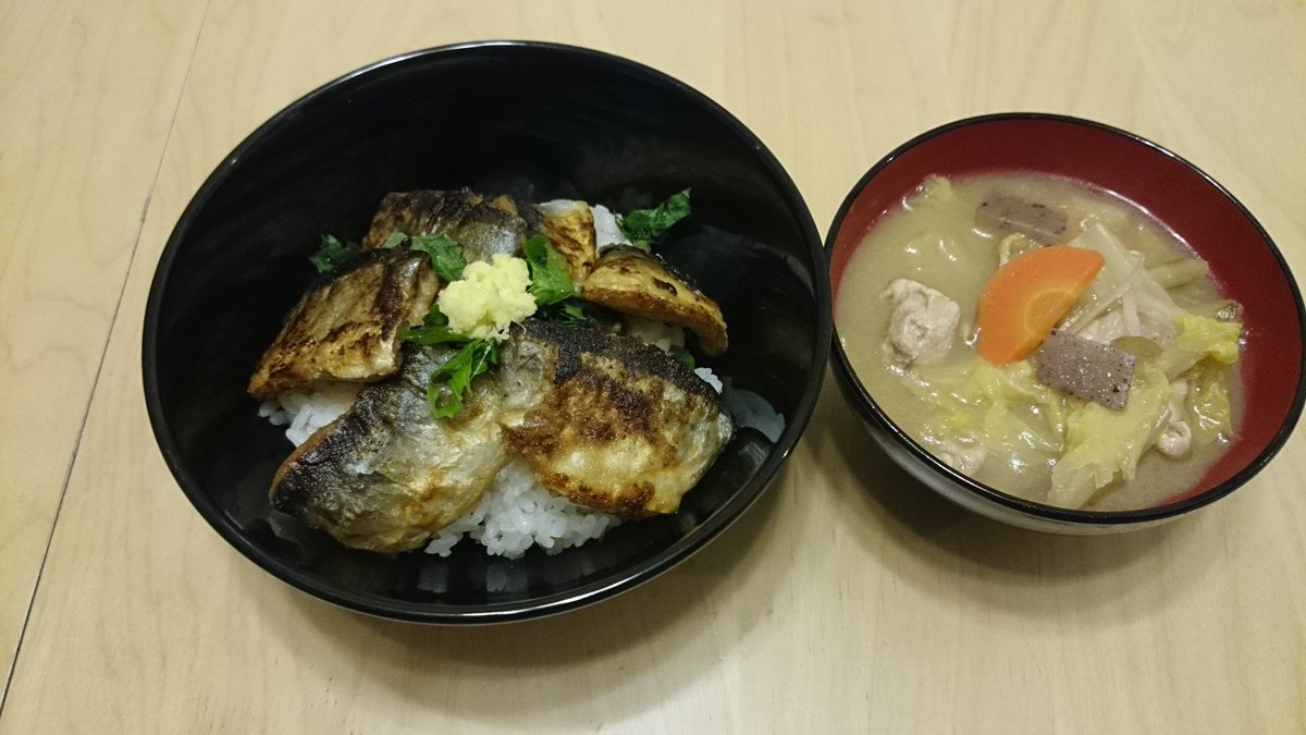 JRAGamezBD2's tweet photo. サンマが不漁だそうですね今年は( ；∀；)
急に食べたくなって、
表面をカリっと焼いたサンマ丼と豚汁を食しました♪
温まります(´∀｀*)ﾎﾟｯ

#サンマ #豚汁 #料理 #秋の味覚 https://t.co/xKyrpNIcYQ