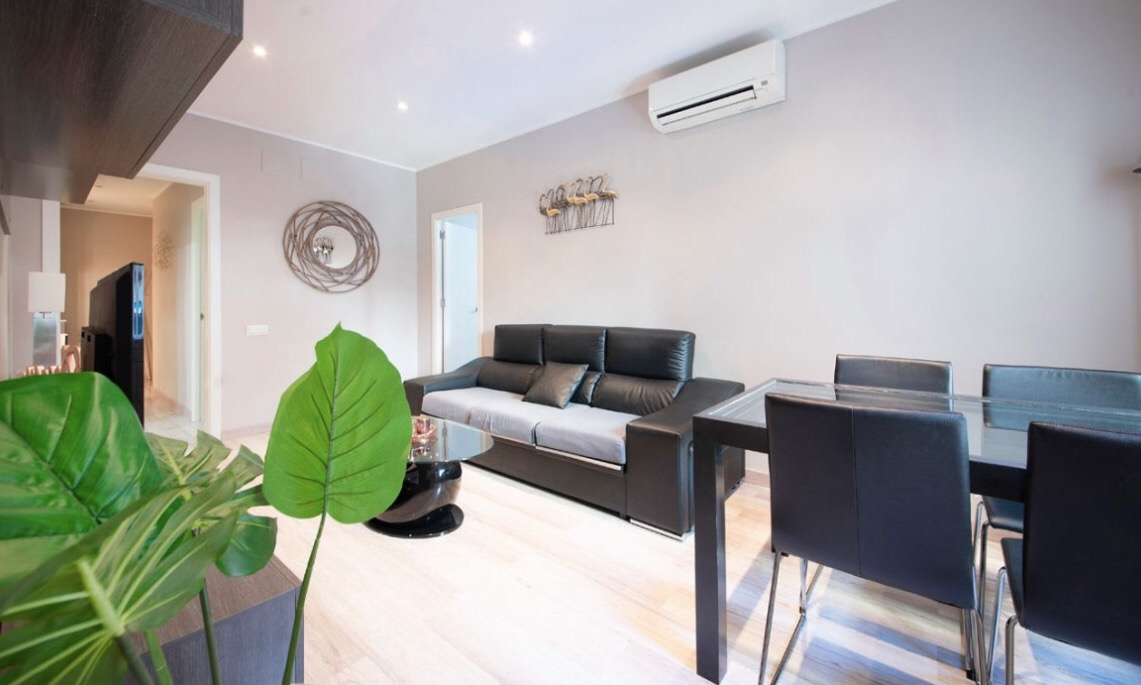YouStylish's tweet photo. This city center apartment is very well located between the modernist enclosure of the Hospital Sant Pau - 5 min walk, and the Majestic Sagrada Familia - 7 min walk. #B377YS

🗝️ Best @youstylish_apartments 
Check out the link in bio for more ❤️ https://t.co/qzjDyhGNZt
