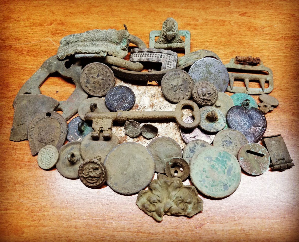 #metaldetecting finds from my "Brooks" permission 💕

#relics #whiteselectronics #whitesfieldteam #mxsport #lovely #coins #buttons #buckles