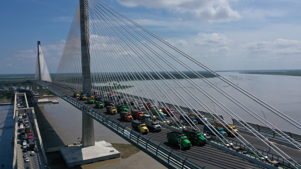 Así se vio desde el aire la prueba de resistencia del majestuoso nuevo Puente Pumarejo
bit.ly/2OT2Qr9.