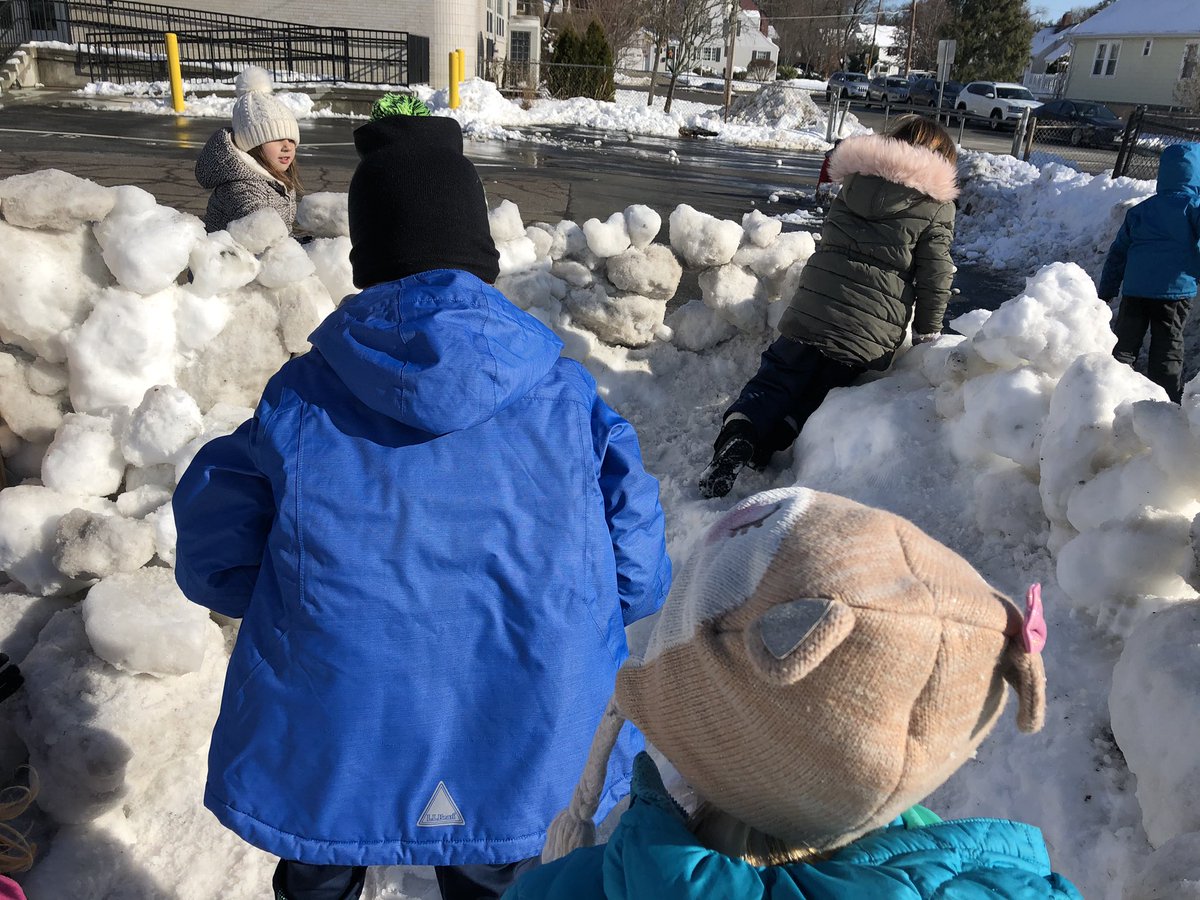 HM_SecondGrade's tweet photo. What better way to practice cooperation &amp; teamwork...building snow people &amp; an igloo! ❄️#melrosePS #teamsecondgrade https://t.co/JvEWgHMO8U