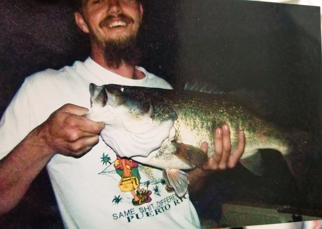 BassinCharlie's tweet photo. Throwback to my PB. Didn't weigh or measure it before releasing. Been searching for another like it ever since. These pictures don't do it justice either I gotta find the other pics. #bassfishing #fishing #NoNeedToLongArm #BORcrew #BassinOnTheReel #ThrowbackThursday https://t.co/HI5ndeij64