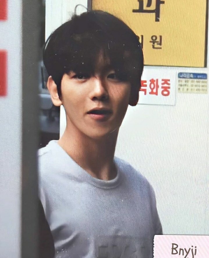 hyuneehousee's tweet photo. i miss his black hair so much https://t.co/FshdFckBP8
