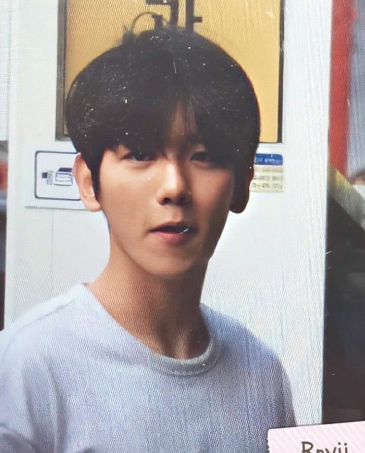 hyuneehousee's tweet photo. i miss his black hair so much https://t.co/FshdFckBP8