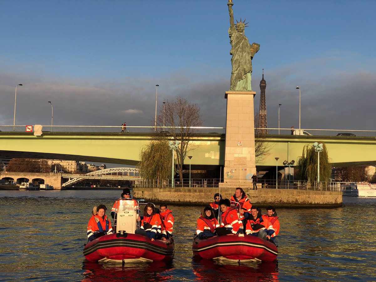 FormationPCPS's tweet image. Débuter son @ServiceCivique à la @PCParisSeine @ProtecCivilefr par un après-midi en bateau sur la Seine. On en oublierait presque le froid.