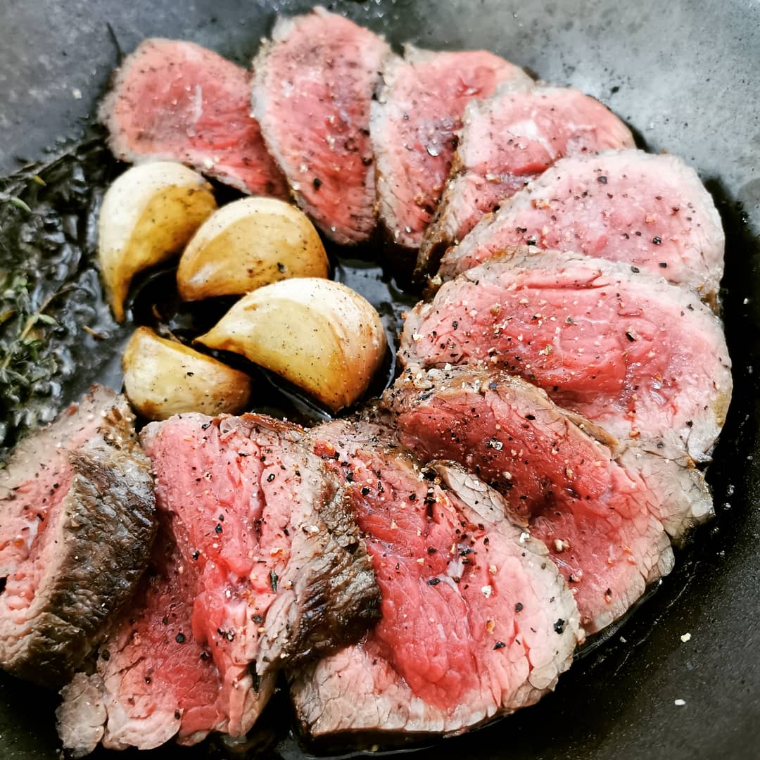 romain_leboeuf's tweet photo. C'est #Noël avant l'heure chez #LEBOEUF 😍
Merci @debuyerfrance pour ce #beau #cadeau et #bravo #MichelRoth pour les bons #conseils 👍
Voilà de quoi #sublimer la #cuisson de cette #magnifique basse-côte, une #viande #tendre et #savoureuse, #maturée comme il se doit 👌
#RomainLBF https://t.co/g1nBdTouxc