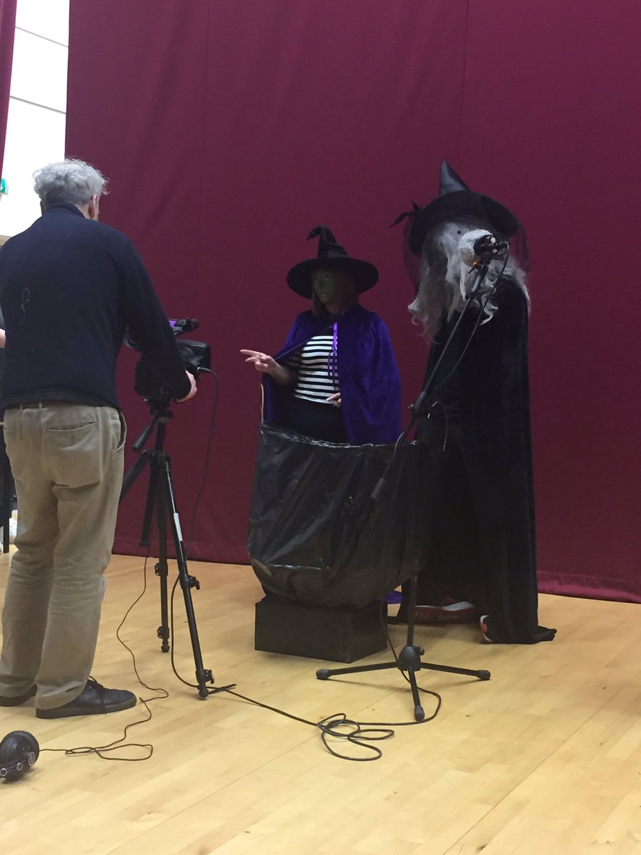 sarah_in_colour's tweet photo. What a day @KibbleCharity !!!From painting sets to painting faces! It was green screen time, great chance to try out our costumes! Always enjoy an excuse to share silly pictures of us! @Trishki13 #interdisciplinary #kibbleis #panto #pantomime #kibblepanto2019 #wizardofoz https://t.co/wP0IUcFfec