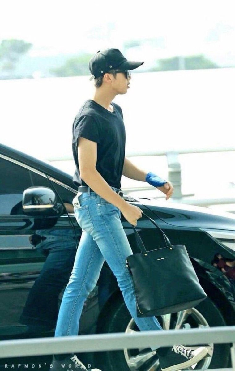BlueSide_M's tweet photo. @taehngy Igual tiene razon, un coreano no va tener el cuerpo de cristiano ronaldo porque LO TIENEN MUCHO MEJOR yeeee acaso no vio a Kim Namjoon https://t.co/3mZHlHWVcg