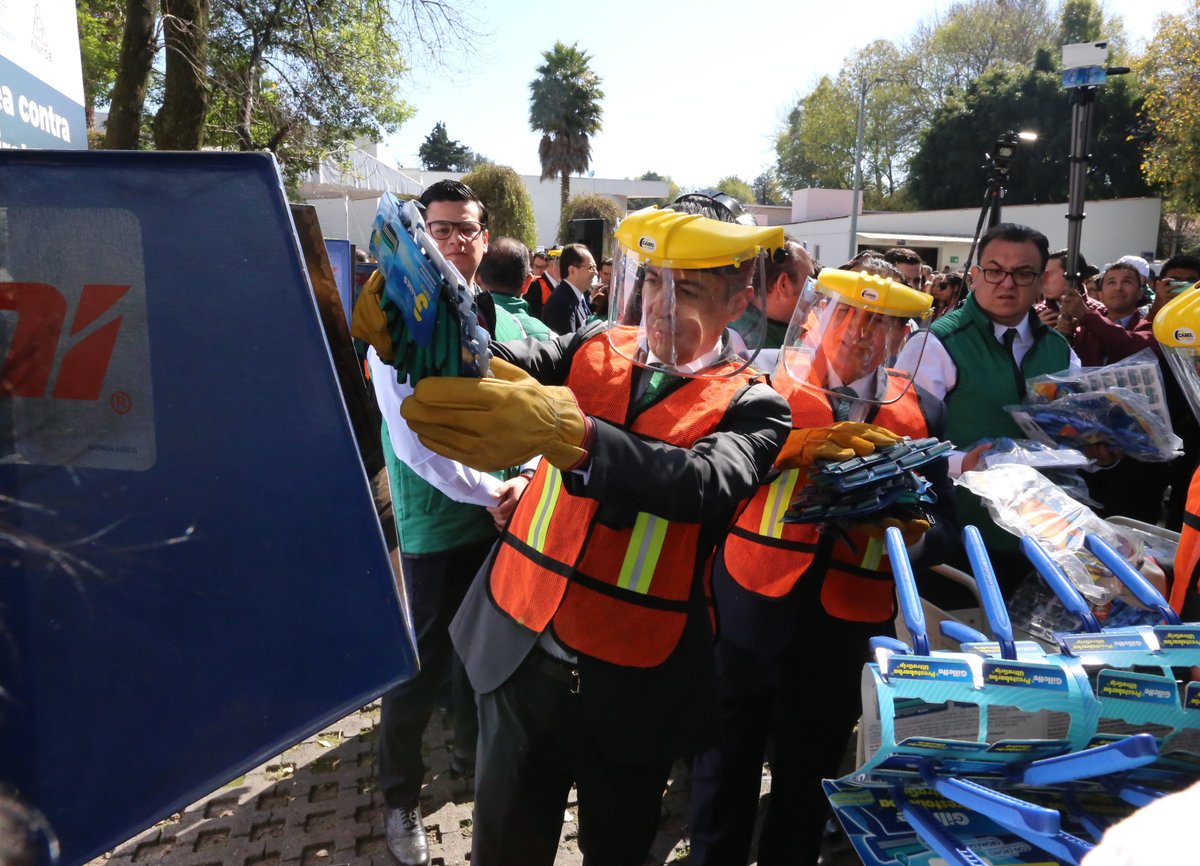 SE_mx's tweet photo. #Comunicado | El @IMPI_Mexico, comprometido con hacer efectivos los derechos de propiedad intelectual, inició la destrucción de mercancía asegurada más cuantiosa en su historia. https://t.co/KaBLRkrBDD

#EnLíneaContraLaPiratería
#PropiedadIndustrial
#CreatividadParaElBienestar https://t.co/KTJvyooaHO