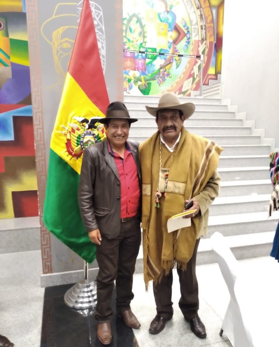 TataQuispe's tweet photo. #TataQuispe:
En la #CasaGrandedelPueblo de la #plazaMurillo hermanos.
En la presentación de la #Ley1255 de la "Nación #Uru" de nuestra #Bolivia
#ConLosPueblo https://t.co/0iLiExE41a