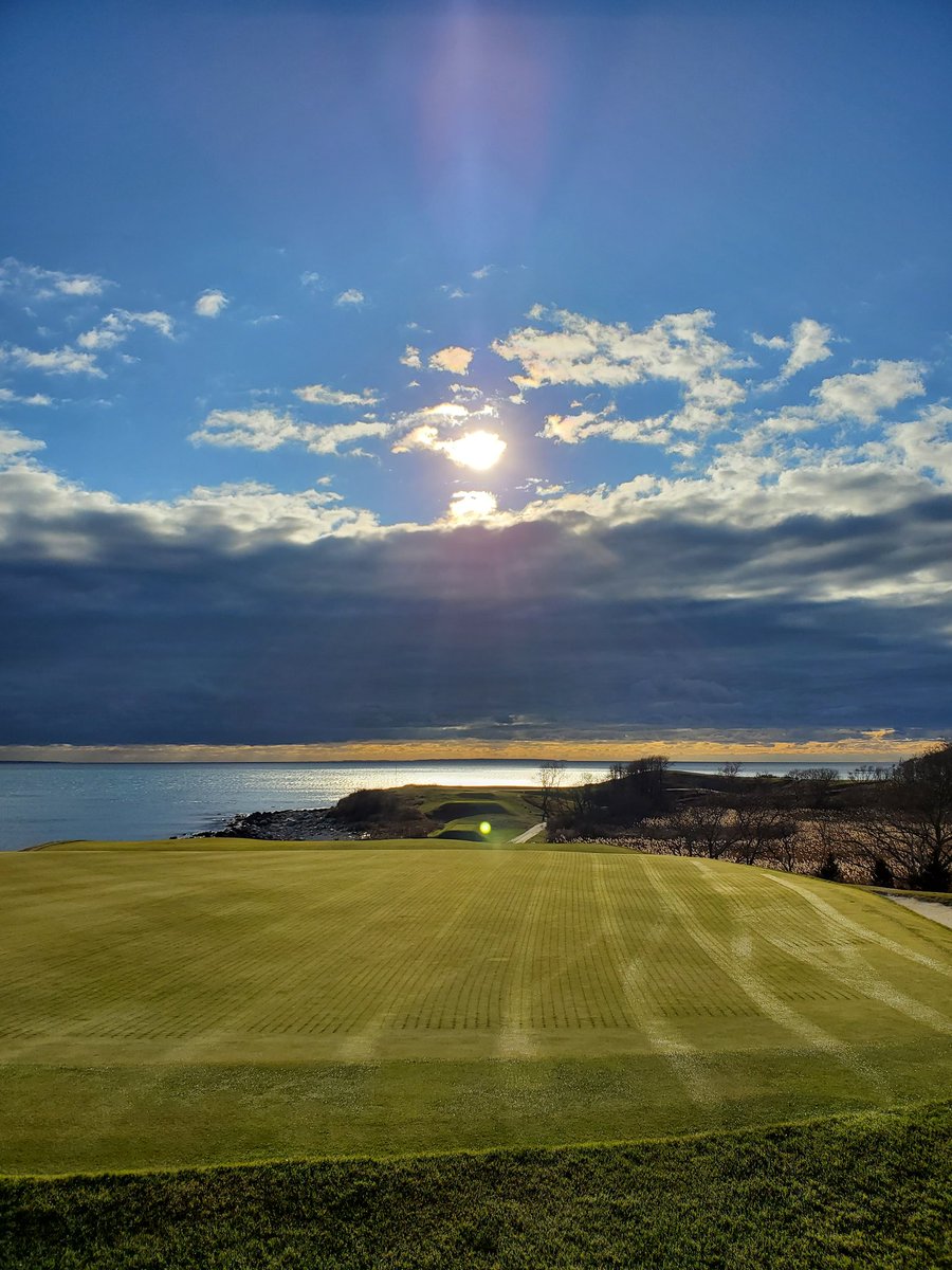 dmciturf's tweet photo. Deep Tine December! The sun felt like putting on a show for the Biarritz. https://t.co/4BjnMDm5Q9