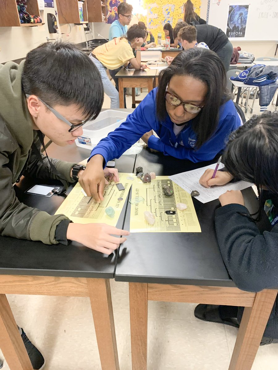 jillmburkey's tweet image. Mineral &amp;amp; Rock Identification Lab complete! My geologist in training did a gneiss job working together. #geologyjokes #handsonlearning #BurkeyESS