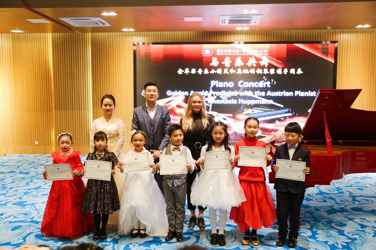 AnaHuppmann's tweet photo. Such a great experience to visit this beautiful school in Shanghai! 🏫 Many thanks for this awesome day!👍🏻👍🏻👍🏻👍🏻👍🏻 #Shanghai #musicschool #musicschools #shanghaischool #prodigy #prodigies #prodigymusic #musicprodigy #giftedchildren #gifted #giftedhands #giftededucation #redpiano https://t.co/Q0wQxT0k3t