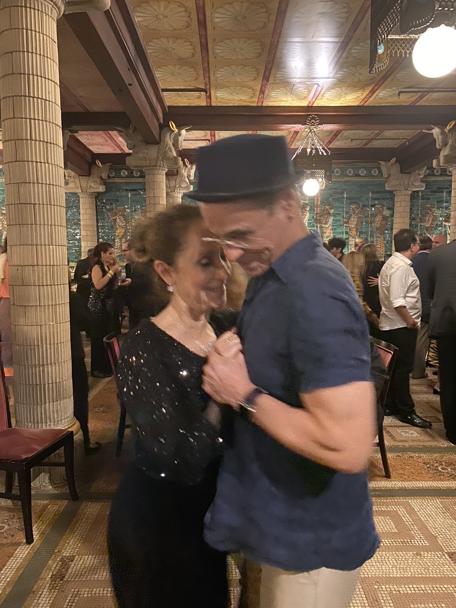 carlinhosdjesus's tweet photo. Eu e #AnaBotafogo nos arriscando no #Fox , num momento de descontração após a #GalaSolidaria , no #TheatroMunicipalDoRJ
Realização da #BeesOfLove https://t.co/DphC7QOz4n