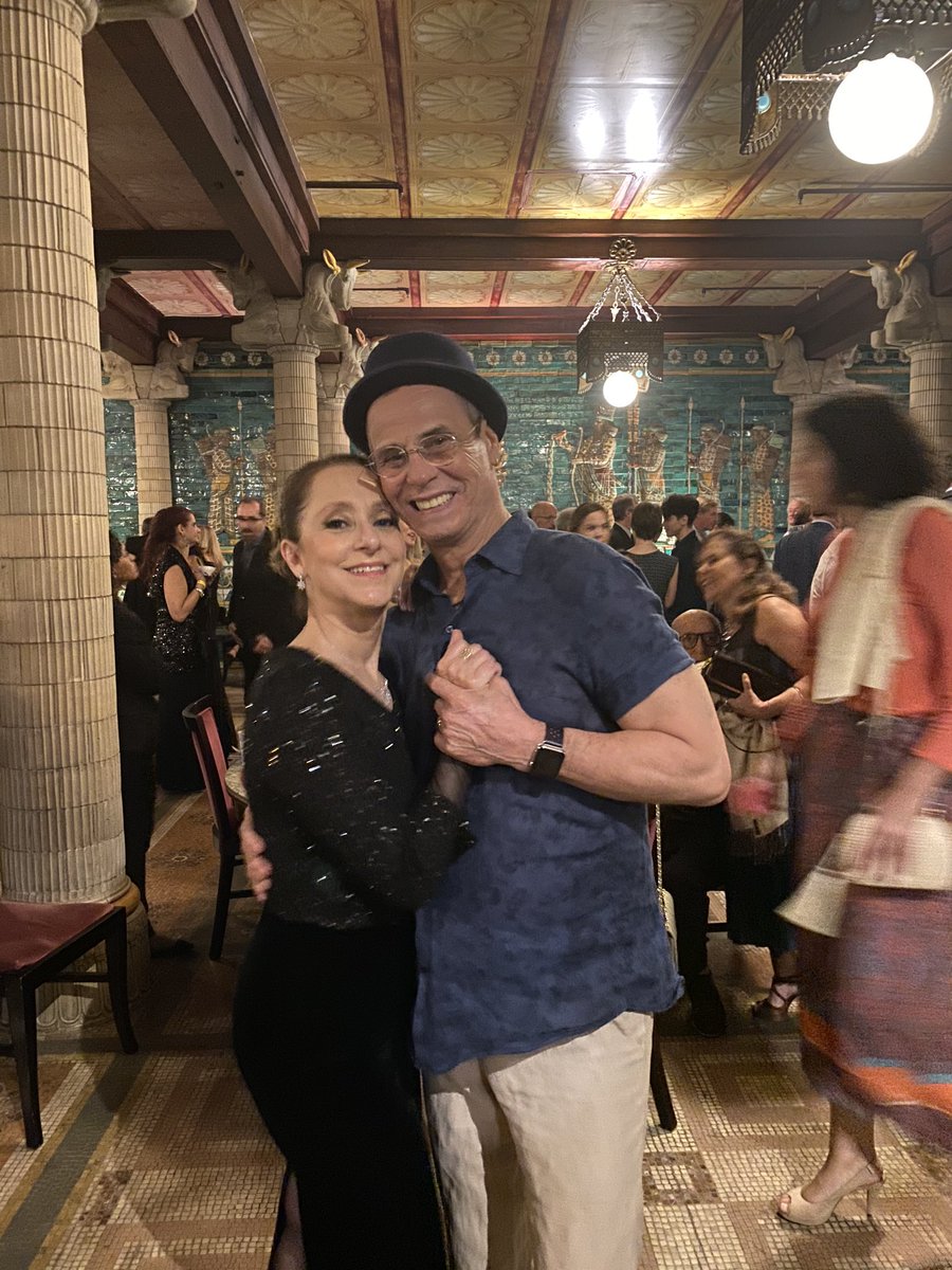 carlinhosdjesus's tweet photo. Eu e #AnaBotafogo nos arriscando no #Fox , num momento de descontração após a #GalaSolidaria , no #TheatroMunicipalDoRJ
Realização da #BeesOfLove https://t.co/DphC7QOz4n