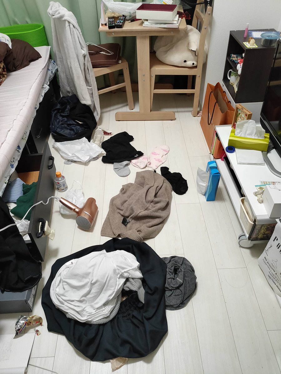 死んでも床にモノを置かない 死んでも床にモノを置かない