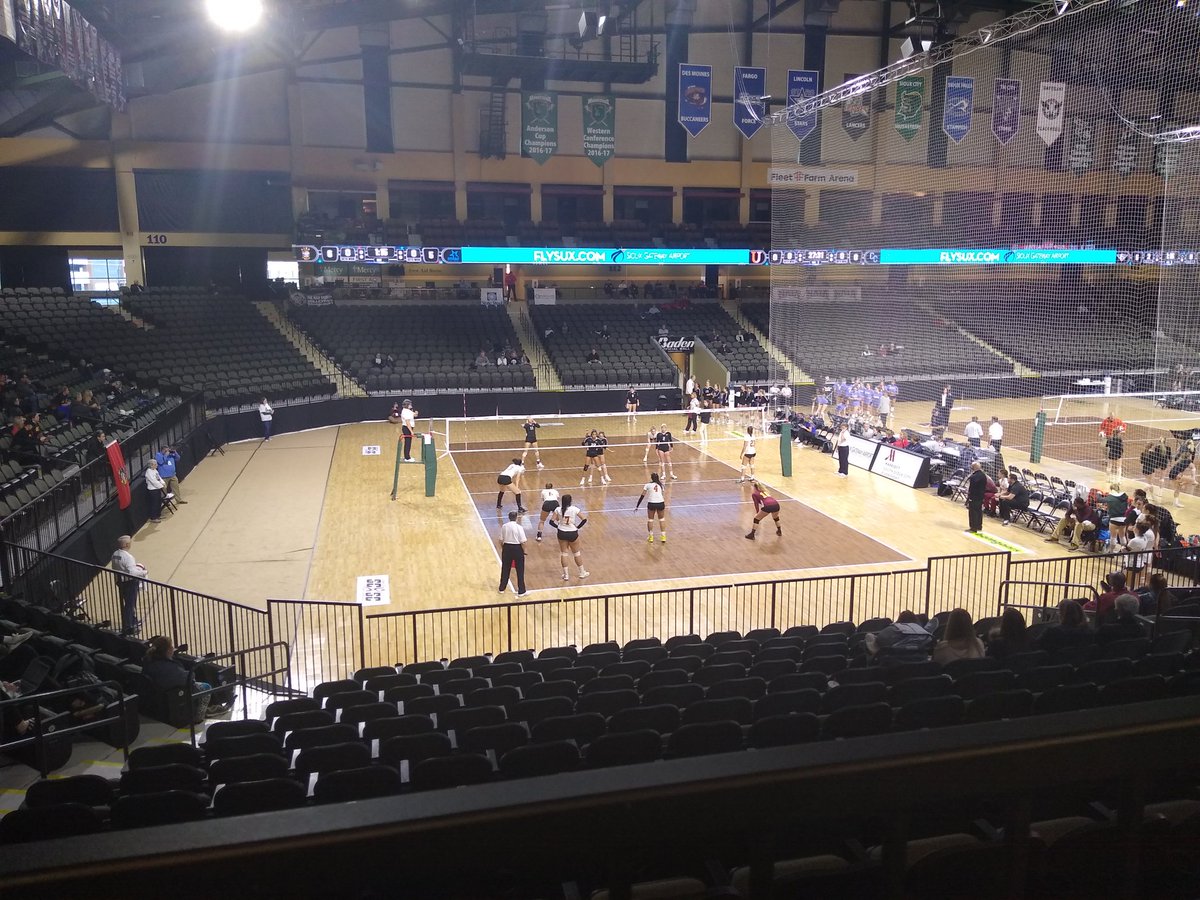 Fusion93KMSC's tweet photo. The match ahead of Morningside, Park vs Oklahoma City just got underway. A sizeable delay likely for the projected 4pm start time. KMSC will keep you up to date on when Mside will be playing! #msidevb #msideproud https://t.co/PujNKmdJFZ