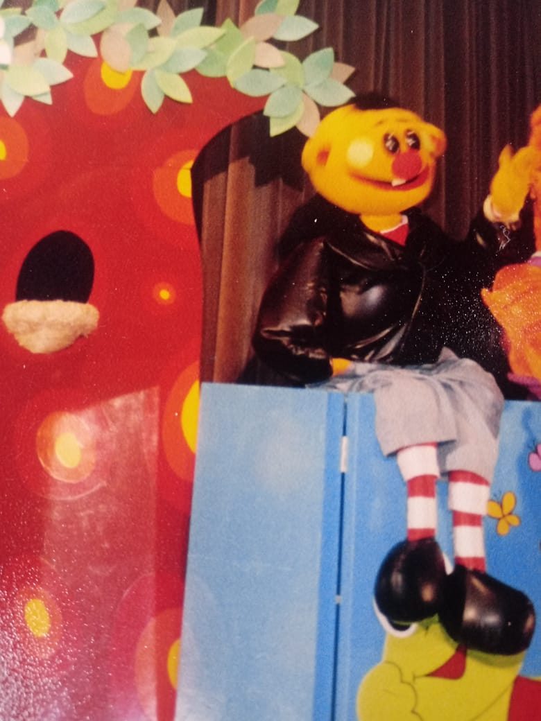 Hace casi 20 años nacían estos amigos.
Uno de ellos, el "gato garabato" y el otro, nos sigue acompañando hoy en día.
¿Adivinás quién es? Hizo un gran refresh
De heavy metal a un dulce amigo que cambió de look 
#vintage #cantandoconadriana #recuerdos