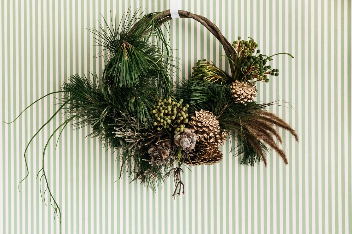 Boathouse_Group's tweet photo. Learn how to decorate your own Christmas wreath. Join us for our wreath making workshop at the Boathouse Palm Beach. 5:30-8:30 Thursday 12th of December. Purchase tickets online here: https://t.co/W7fOtI4UKU https://t.co/HL5Y92lOOU
