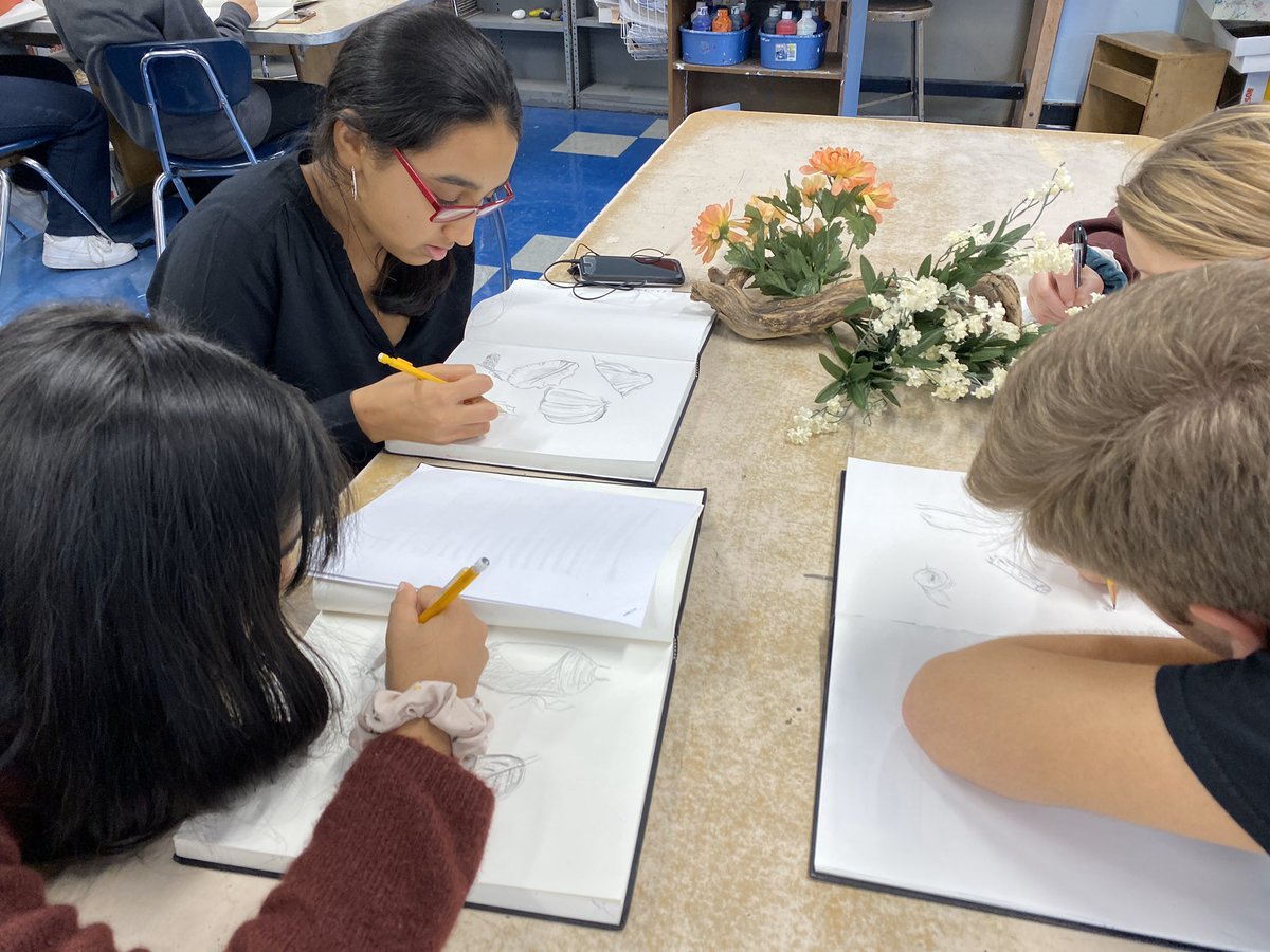 VeddersArtRoom's tweet photo. Observational drawings today to prep for a Scientific Illustration! Students worked as a table to create a still life &amp; had 2-4 minutes per drawing as they rotated around the room. I changed the music genres so students can see affects of the music in their work. @NHPGladiators https://t.co/QKA8swoVN7