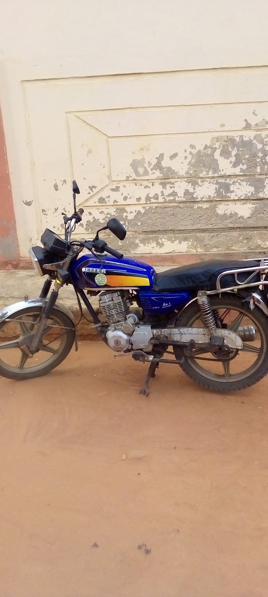 FolySatchivi's tweet photo. #Togo Il y a 3 semaines, Le ministre de l'enseignement supérieur avait fait confisquer de façon illégale et arbitraire la moto du SG de la Ligue des Élèves et Étudiants (LTDE).Ce jeudi, j'ai accompagné le SG retirer la moto.Mais le réservoir était bourré de sel.
@OBS_defenders https://t.co/WfciJya58N