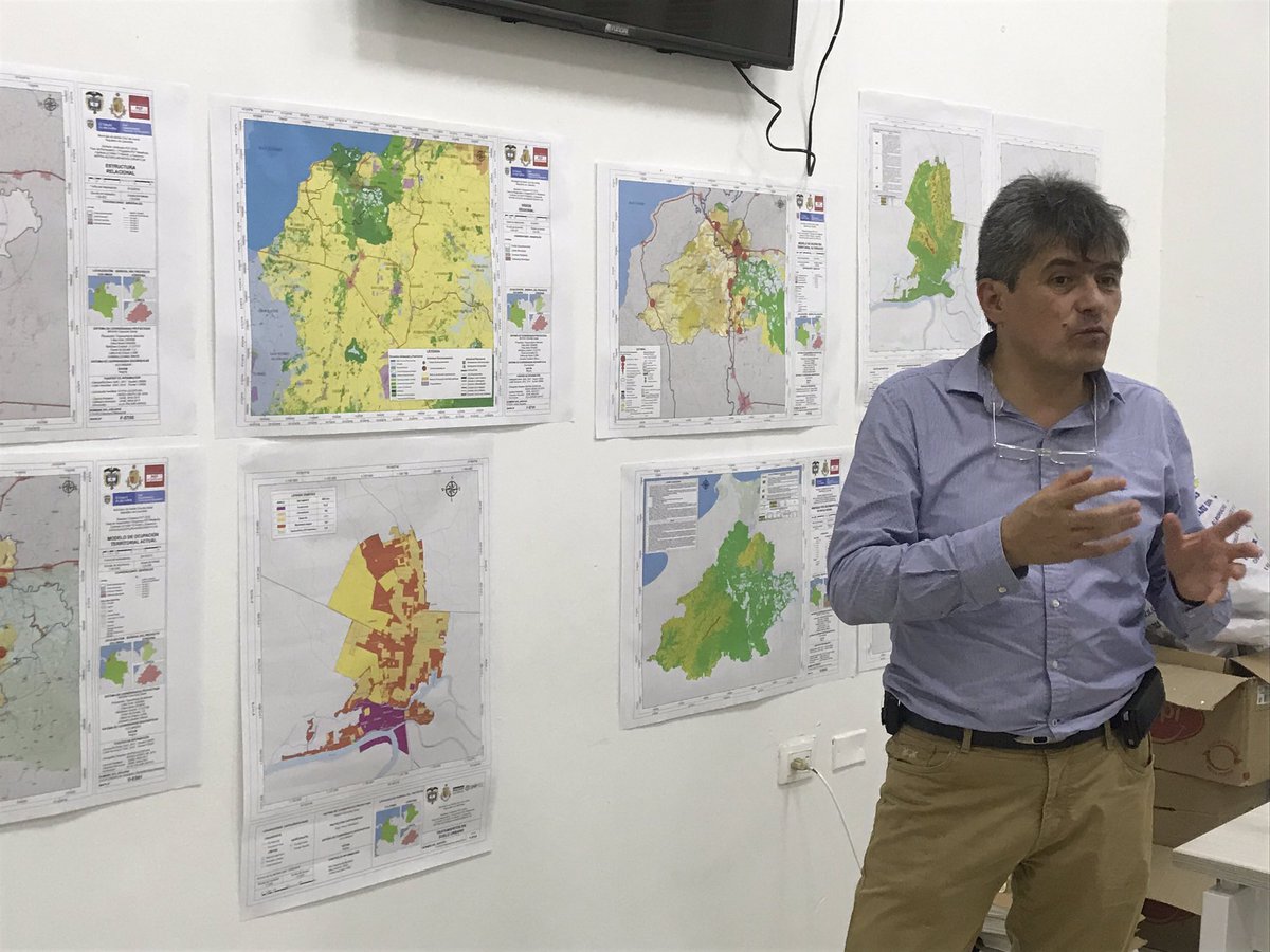 AlcaldiaLorica's tweet photo. El objetivo principal de esta estrategia #POTModernos se concentra en resolver los desafíos que hoy enfrenta el territorio colombiano en cuanto a urbanización, sistema vial, transporte público, gestión de riesgos de desastres, cambio climático, recursos naturales, entre otros. https://t.co/40mVoAA3iy