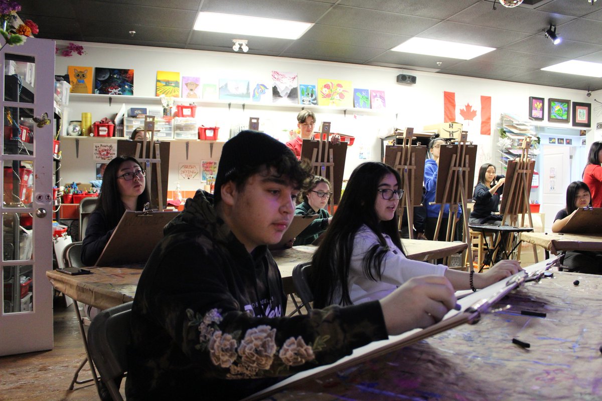 SBASHSM1's tweet photo. Some highlights of St. Brother André SHSM students doing some life drawing for their certifications. This is what experiential learning looks like ☺️ @SBAtoday @MeltonMoyo @ycdsb @PathwaysYCDSB https://t.co/K48XtpQeWD