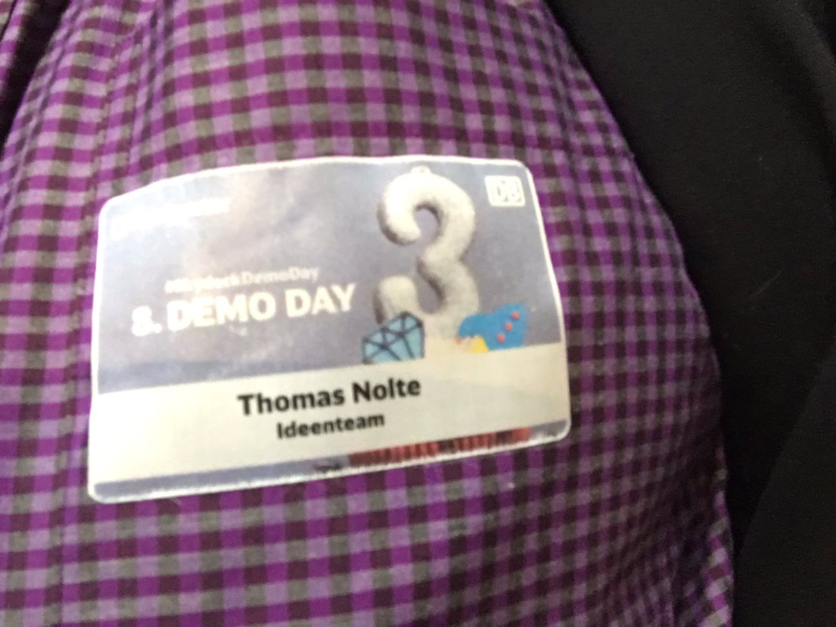 SaxoTom's tweet photo. Liebes @DB_Skydeck Team, das waren bisher die besten Klebe Batches. Hält auch auf dem Rückweg! Kudos 🙏 für eure Orga zum #SkydeckAccelerator #skydeckDemoDay https://t.co/XTaPA86Mze