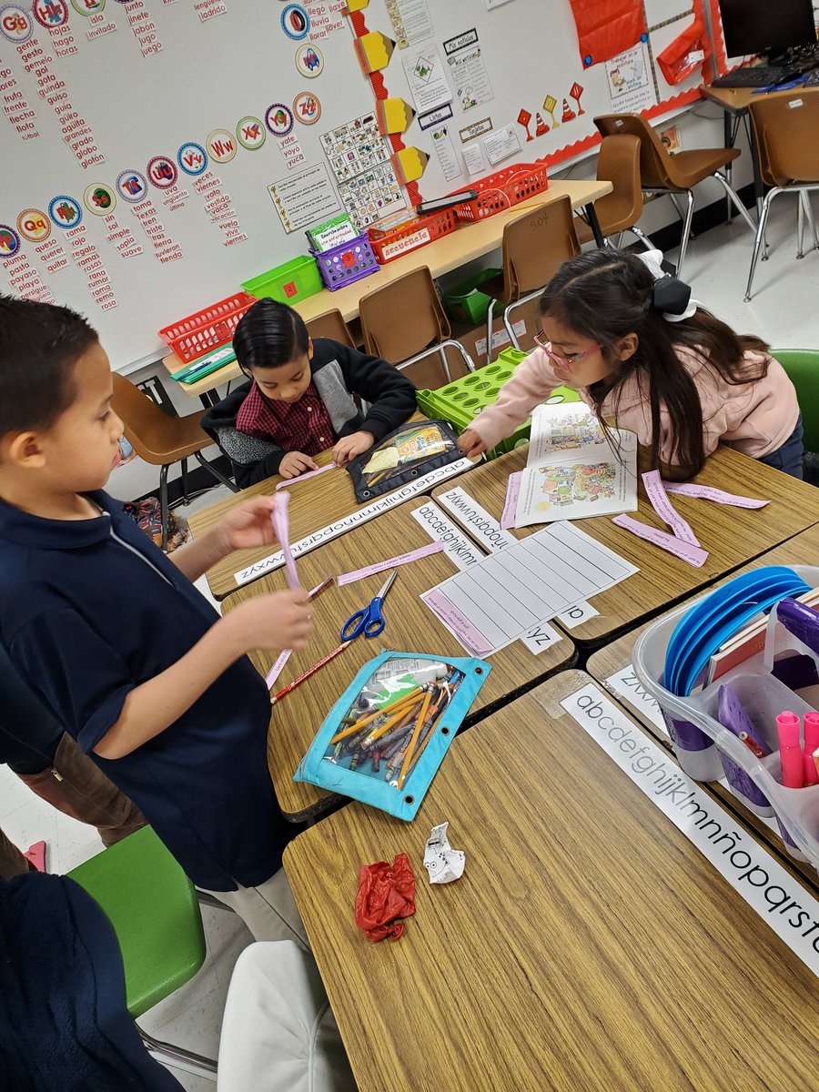 Jaleydapz's tweet photo. Adding a little pop to our learning!
#secondgradedual #secondgraders #dualclassroom #secondgrade @crenshawcomets @ChannelviewISD https://t.co/Xy6mDLCBsn