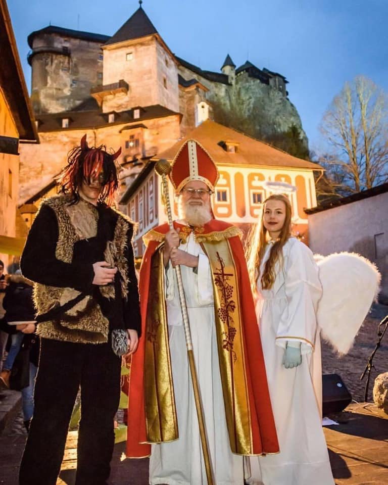 ThisIsSlovakia_'s tweet image. Happy St.Nicholas Day everyone 🎅🏻 Krásneho Mikuláša Vám všetkým prajeme 🎄🎁❤️
 #ThisIsSlovakia 🇸🇰

Photo by Jjuraj Bednarik #mikulas #oravacastle #SantaClausIsComing #slovensko #slovakia #castle #traditions #christmas #traveltips