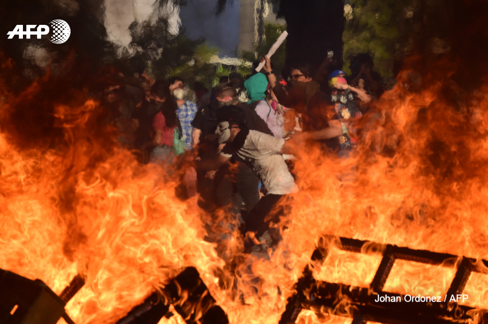 AFP's tweet photo. From Algeria to Hong Kong, angry citizens have swelled streets across the globe in #2019, pushing back against a disparate range of policies but often expressing a common grievance -- the establishment's failure to heed demands for a more equitable future https://t.co/sJSF0YlKJQ https://t.co/LKuJA61u5x