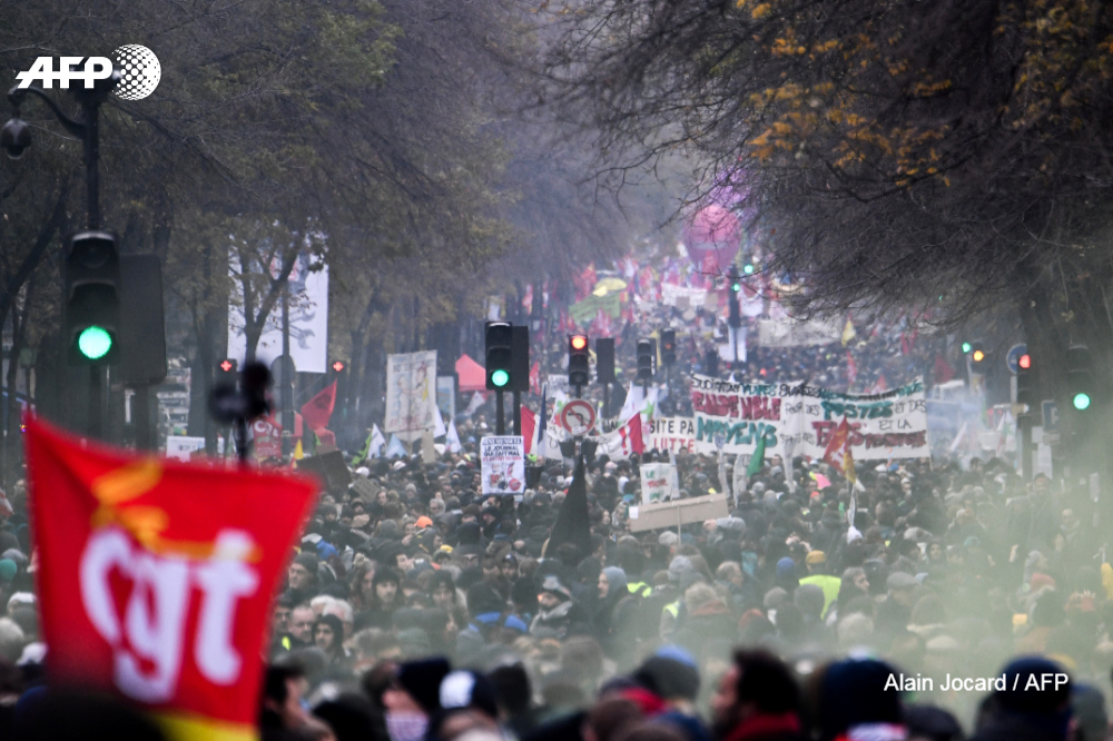 AFP's tweet photo. From Algeria to Hong Kong, angry citizens have swelled streets across the globe in #2019, pushing back against a disparate range of policies but often expressing a common grievance -- the establishment's failure to heed demands for a more equitable future https://t.co/sJSF0YlKJQ https://t.co/LKuJA61u5x