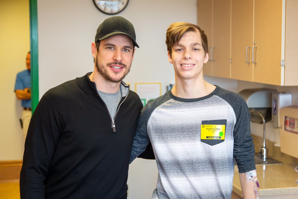 Penguins Play Santa Claus, Spread Holiday Cheer To Ailing Kids At Children's  Hospital - CBS Pittsburgh