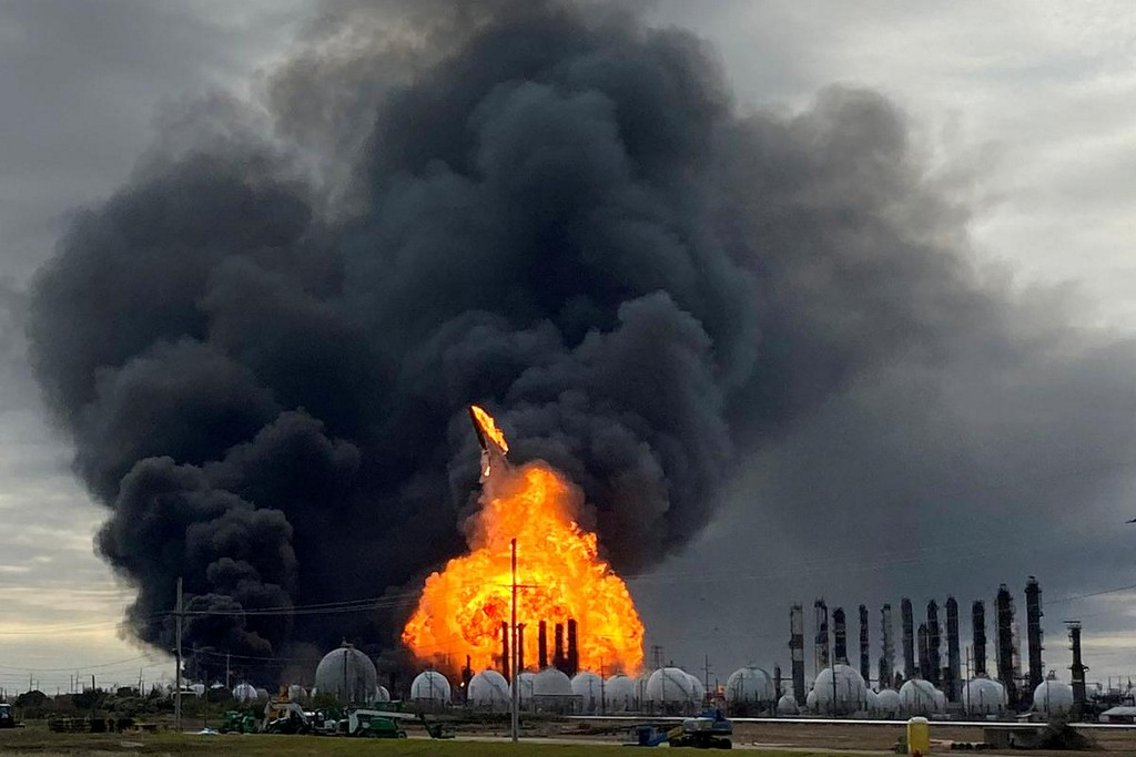 Reuters's tweet photo. Second evacuation order lifted in Texas city hit by explosion, chemical fire https://t.co/v3N0WM8223 https://t.co/Hl6s9n3ZbG