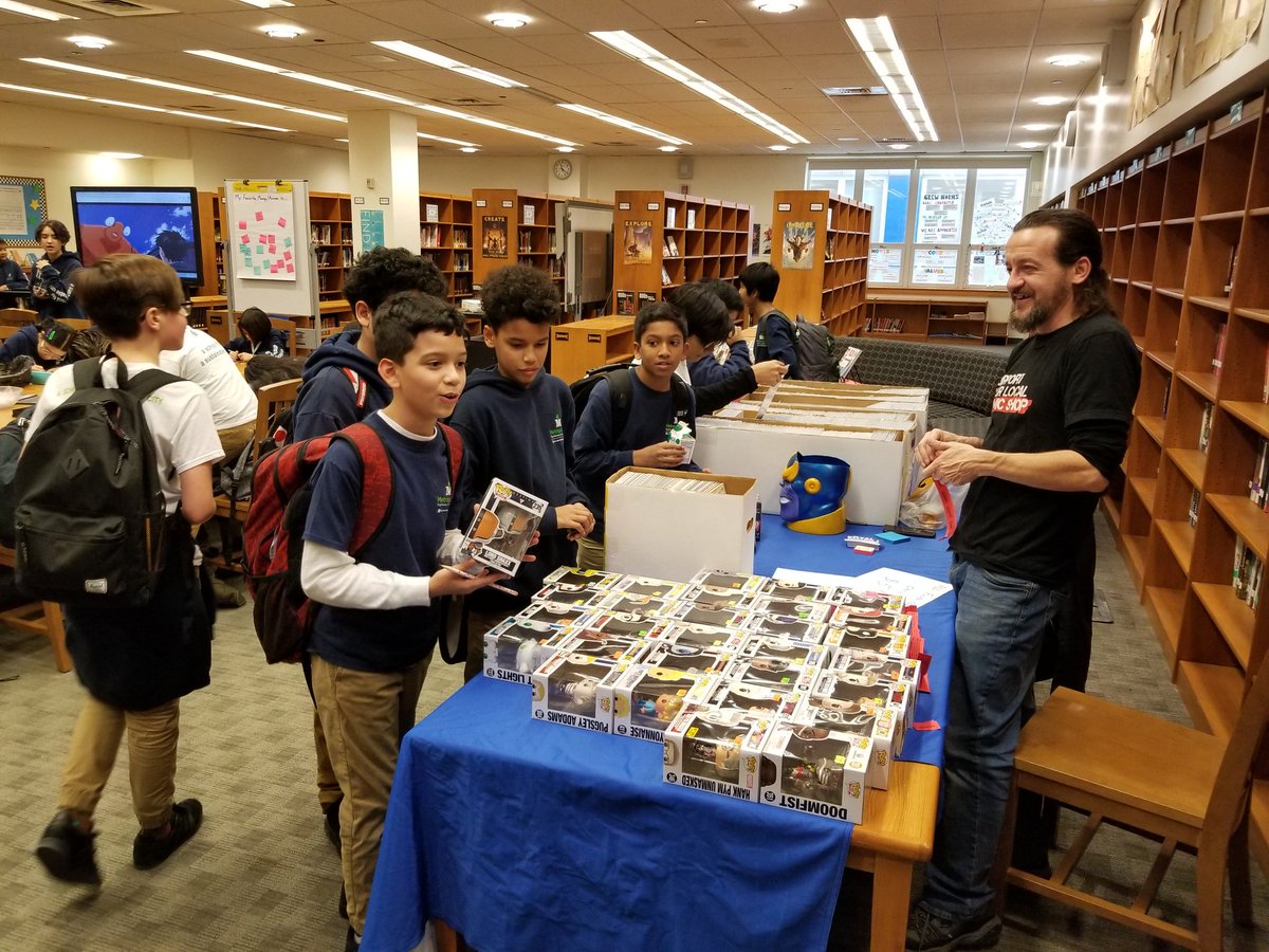 JRLibrarian's tweet photo. Today during #MELSComicCon middle school students participated in a keychain making workshop, watched anime, shopped at @RoyalComicsNYC, and much more! #goodtimes @MetropolitanELS https://t.co/9WnmAu0lgz