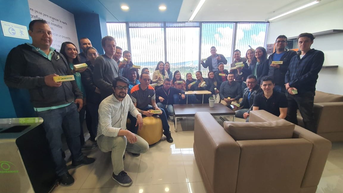 Soluciones_Bol's tweet photo. Hoy con orgullo y emoción nuestro equipo celebra los #80Años de @SegurosBolivar 🥳¡Feliz aniversario a esta gran familia! #Jueves #Cumpleaños #SegurosBolívar https://t.co/JZL61gyMTy