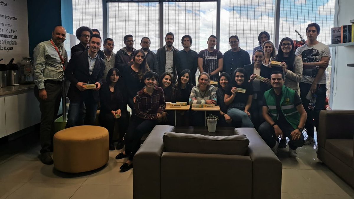 Soluciones_Bol's tweet photo. Hoy con orgullo y emoción nuestro equipo celebra los #80Años de @SegurosBolivar 🥳¡Feliz aniversario a esta gran familia! #Jueves #Cumpleaños #SegurosBolívar https://t.co/JZL61gyMTy