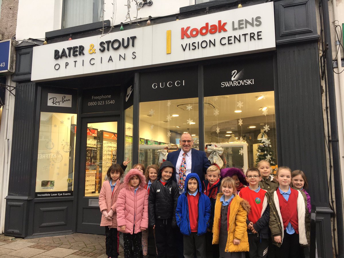 PentrerGraig's tweet photo. Dosbarth Venus learned more about the eye today. Diolch Mr Stout for showing us all the equipment you use to check eyes. #pgpscience #pgpcommunity #pgpvenus https://t.co/piiCKSoWEs