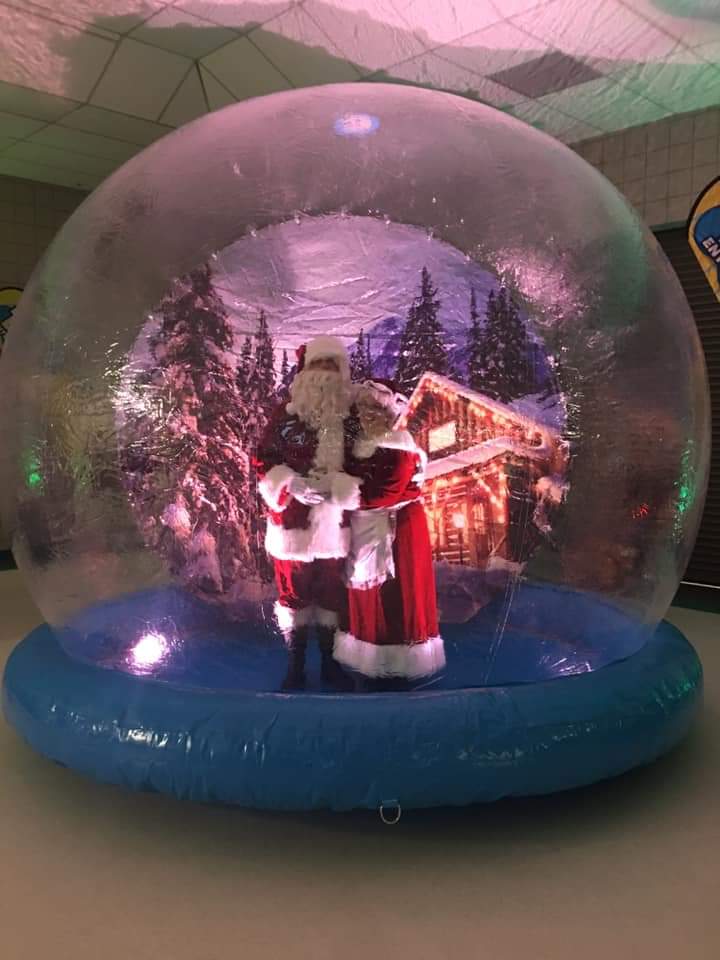 cbodnarc's tweet image. Trapped in  snow globe #santaproblems