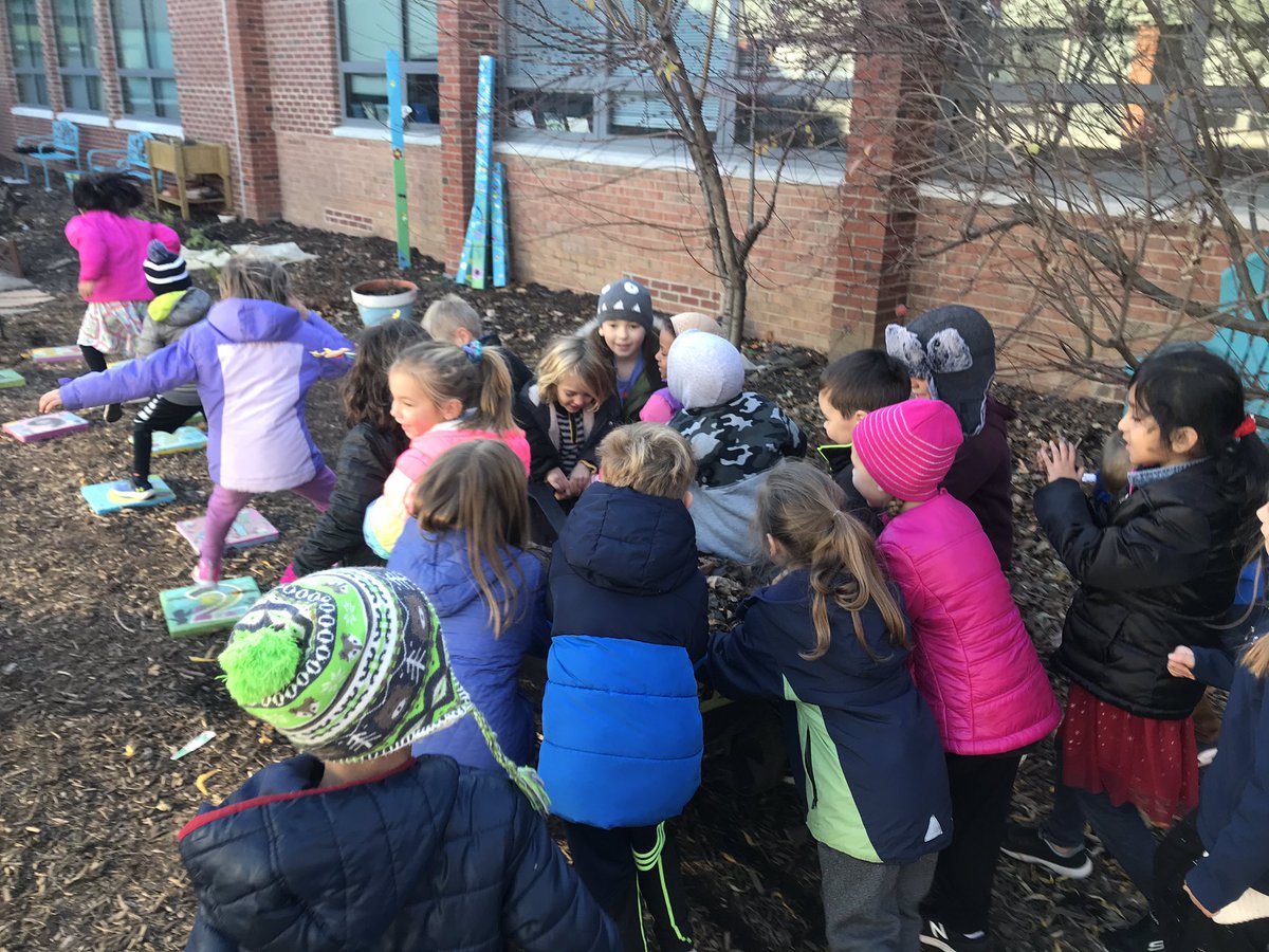 Marycharlton8's tweet image. The tiniest of my gardeners ❤️ Ms. Banfield’s class learned all about living vs. non-living things and then raked and collected leaves for our compost. @MrsBanfieldSLES @slespta @StratfordLndgES #compostingiscool #scientists