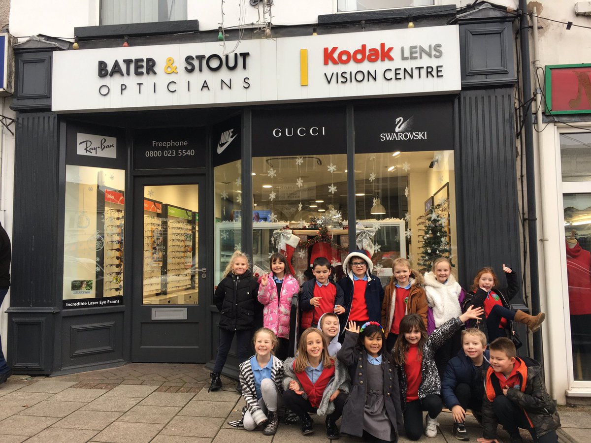 PentrerGraig's tweet photo. Dosbarth Venus learned more about the eye today. Diolch Mr Stout for showing us all the equipment you use to check eyes. #pgpscience #pgpcommunity #pgpvenus https://t.co/ekbKLEzGGC