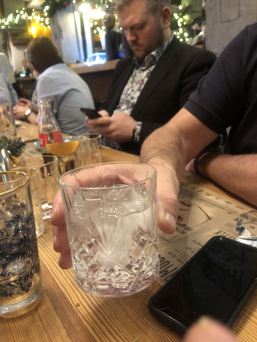 eRobekk's tweet photo. Når man bestiller vodka og cola... så blir man servert dette glasset, samme. Med en flaske cola #what https://t.co/8yiECIBYbq
