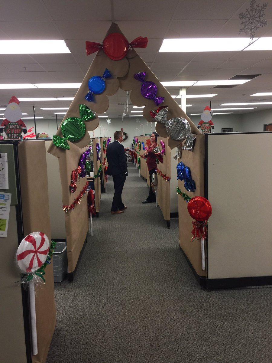 MDOCFOA's tweet photo. Today was one of those days that make my job so much fun. I was able to visit with some awesome staff at the Genesee Parole/Probation Office (saw some very festive offices)🎅🤶and recognize 2 very important agents Tasha West &amp; Stuart Schisler. #WhatYouDoMatters #ThankYou #LetsGo https://t.co/Nb3Gb2DuPY