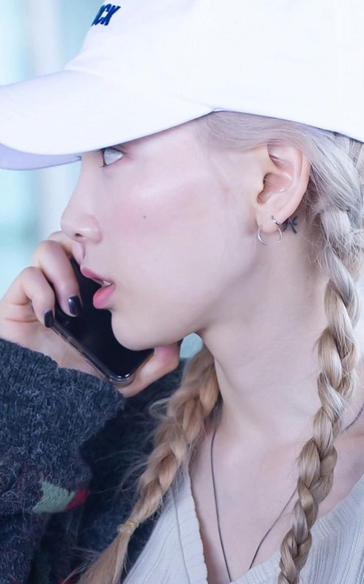 aseuluvie's tweet photo. Thinking about Taeyeon's pisces tattoo https://t.co/cefog28Gr2