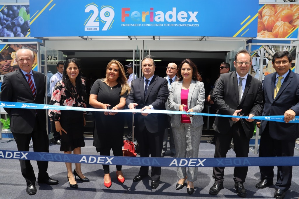 ADEX_PERU's tweet photo. En la inauguración del 29° #Feriadex, el presidente #ADEX, Erik Fischer, instó a los jóvenes, futuros exportadores, a innovar e impulsar emprendimientos para generar riqueza y luchar contra la pobreza, que debe ser el objetivo de todos los peruanos.
https://t.co/Q2IkSbT4Hf https://t.co/RigU6qlGzn