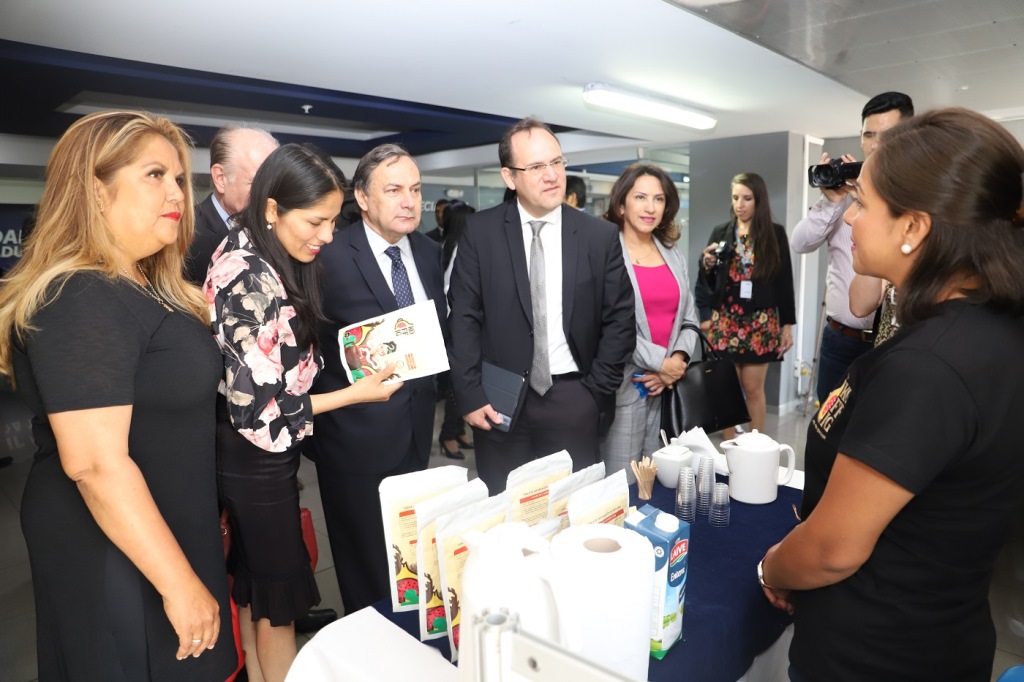 ADEX_PERU's tweet photo. En la inauguración del 29° #Feriadex, el presidente #ADEX, Erik Fischer, instó a los jóvenes, futuros exportadores, a innovar e impulsar emprendimientos para generar riqueza y luchar contra la pobreza, que debe ser el objetivo de todos los peruanos.
https://t.co/Q2IkSbT4Hf https://t.co/RigU6qlGzn