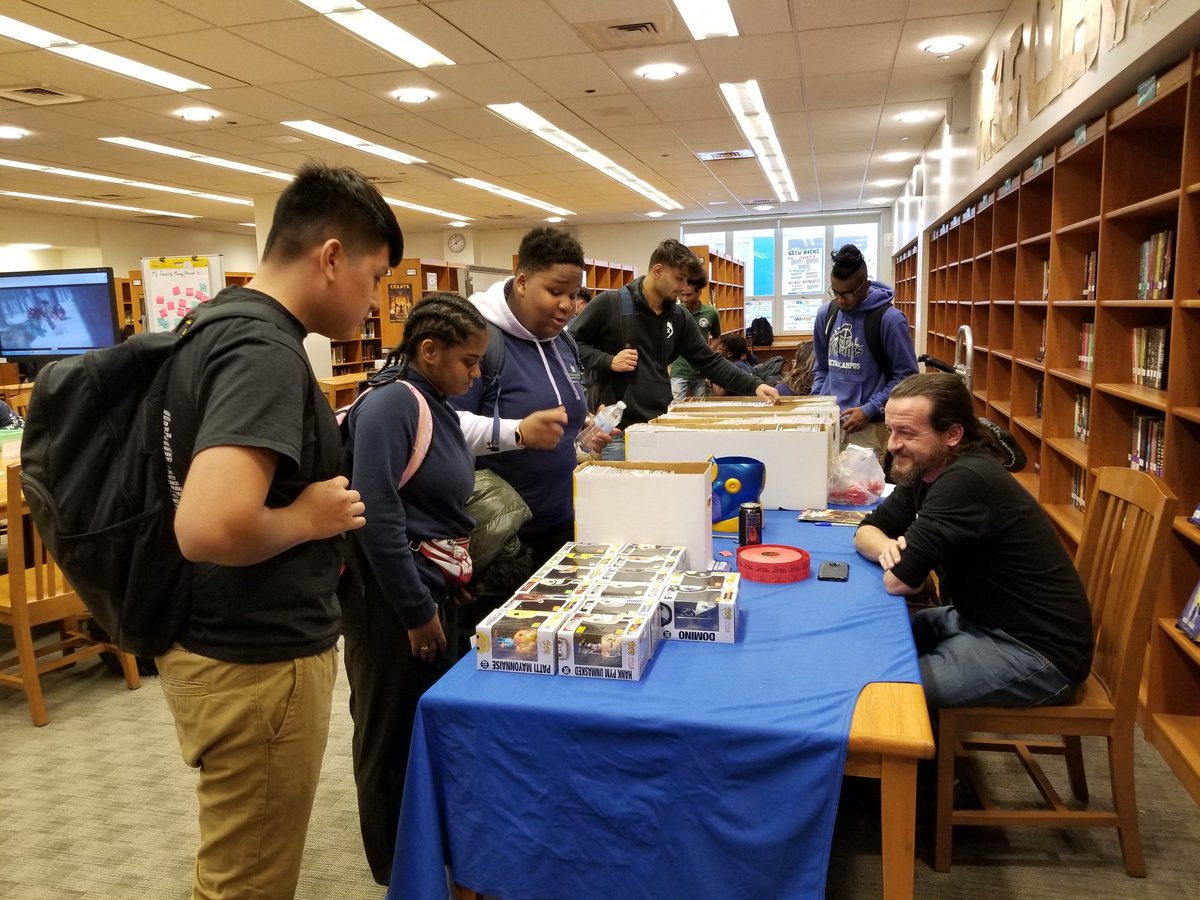 JRLibrarian's tweet photo. Today during #MELSComicCon high school students got creative with origami and buddha boards, made keychains, and shopped at @RoyalComicsNYC! @MetropolitanELS https://t.co/JWUw4SFtLl